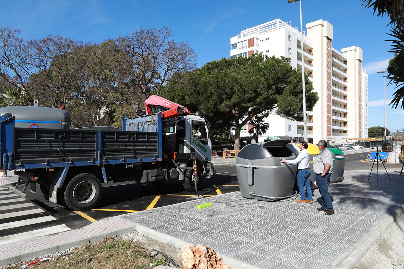 El Ayuntamiento extiende la instalación de  contenedores de carga lateral con un millar de unidades en Nueva Andalucía, Las Chapas y nuevos puntos de Marbella y San Pedro Alcántara